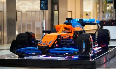 Faimoasa mașină McLaren F1, recreată la scară reală, folosind exclusiv piese LEGO, expusă în Băneasa Shopping City