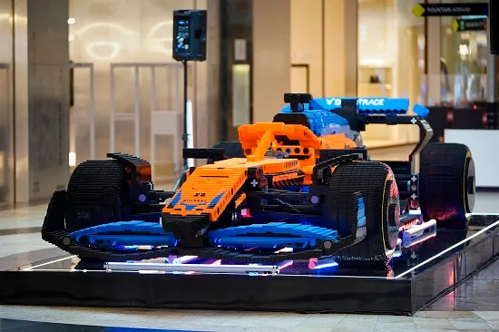 Faimoasa mașină McLaren F1, recreată la scară reală, folosind exclusiv piese LEGO, expusă în Băneasa Shopping City