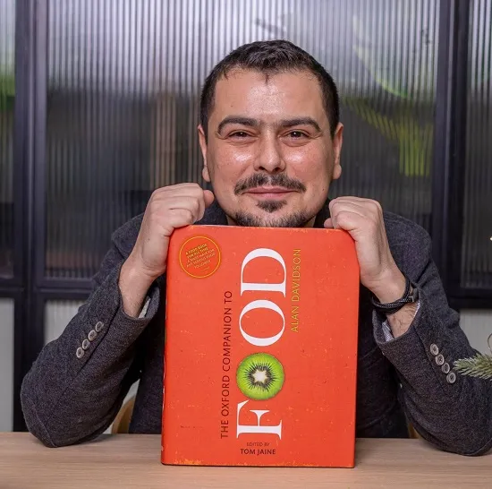Noul sezon al podcastului Amintiri Gustoase debutează cu un episod dedicat ciocolatei Dubai. Cosmin Dragomir: „Disecăm la temperatură controlată produsul anului”