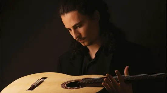 „Moștenitorii României muzicale”: recital-eveniment susținut chitaristul Dragoș Ilie