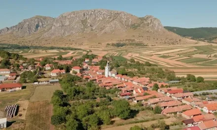 Lângă Rimetea, satul de poveste cu case albe si lemnărie pictată în verde, în comuna cu același nume, înflorește prin restaurare și satul Colțești