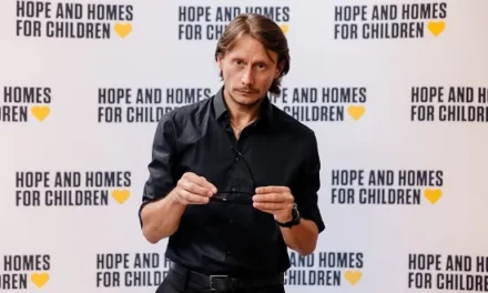 Marius Manole își donează ziua de naștere pentru 36 de copii care cresc în case familiale construite de Fundația Hope and Homes for Children