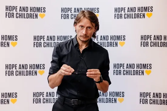 Marius Manole își donează ziua de naștere pentru 36 de copii care cresc în case familiale construite de Fundația Hope and Homes for Children