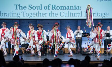 Ambasadoarea României la UNESCO, Simona-Mirela Miculescu a cântat Sanie cu zurgălăi alături de Junii Sibiului pe scena Sălii mari a UNESCO de la Paris