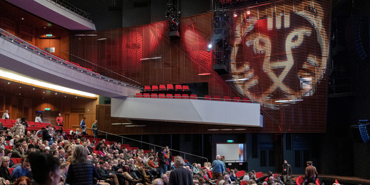 3 zile în septembrie, noul lungmetraj al lui Tudor Giurgiu, a avut premiera mondială la  Festivalul Internațional de Film de la Rotterdam în prezența echipei filmului