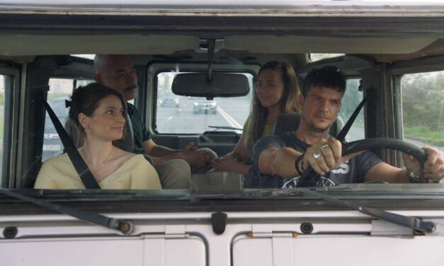 Două familii, două moduri diferite de comunicare cu adolescenții, reprezentate în filmul KÎZÎM de Meryem Yeliz Mustafa, Elias Ferchin Musuret, Turchian Güzin Nasurla, Matei Saizescu, Tudor Chirilă și Judith State