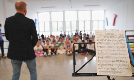 „Spune DA Muzicii Clasice”: peste o mie de copii din București au descoperit magia lui Petrică și Lupul