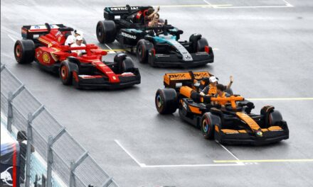 Ce se întâmplă atunci când îi pui pe cei mai rapizi piloți de curse din lume la volanul unui monopost LEGO ® F1®? Are loc cursa LEGO, bineînțeles!