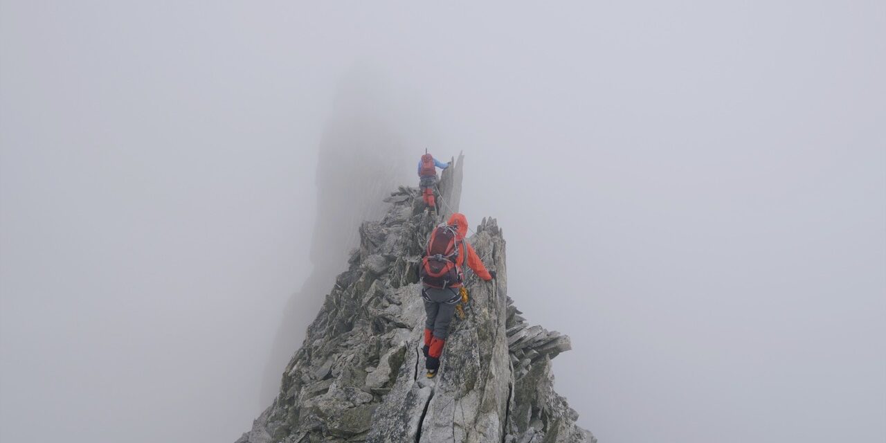 După filme despre natură și biodiversitate, Cosmin Dumitrache explorează latura umană în cel mai recent documentar al său, „Hoinari prin Munți”. Iată trailerul