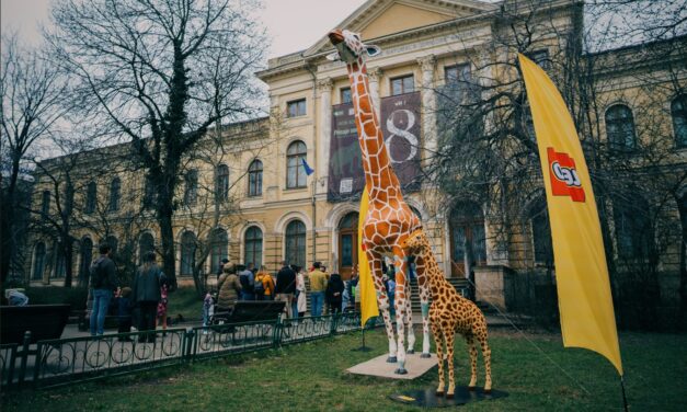 Girafa de la Muzeul Antipa și-a găsit un prieten. Parteneriatul dintre LEGO® România și Muzeul Național de Istorie Naturală „Grigore Antipa” celebrează prietenia și creativitatea