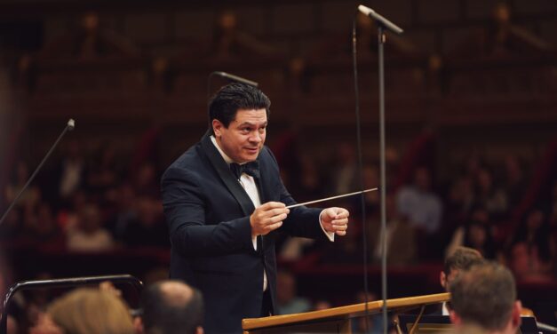 După succesul ediției precedente, maestrul Cristian Măcelaru revine la pupitrul formării unei noi generații de artiști, prin masterclass-urile Concursului Enescu 2026