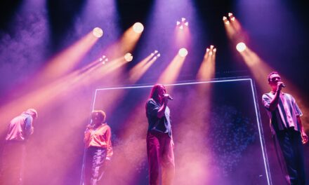 Când teatrul întâlnește inteligența artificială: „Mahamaya Electronic Devices” de Ivan Vîrîpaev, la ARCUB