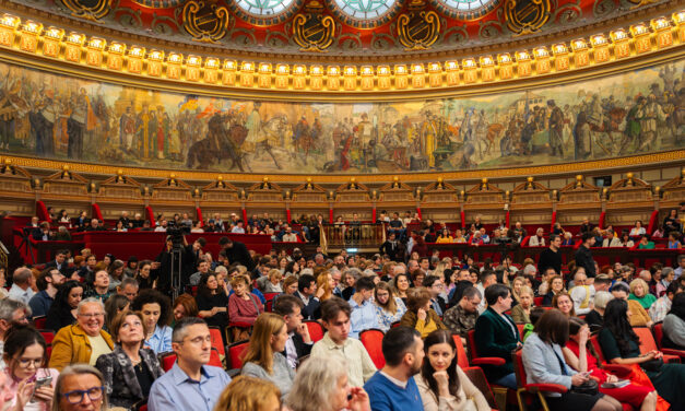 Labirinturi în noapte – o călătorie între lumi pe scena Ateneului Român, în cadrul Hoinar.Unbroken
