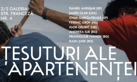 „Țesuturi ale apartenenței” deschide la București seria „În umbra steagului: dialoguri pentru democrație”