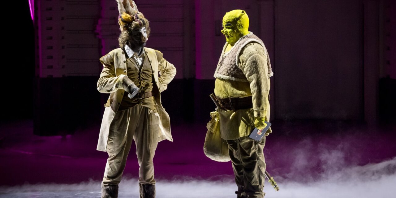 De pe Broadway la București, Shrek Musicalul revine pe scena ONB de Ziua Copilului. Horia Brenciu, în rolul căpcăunului simpatic