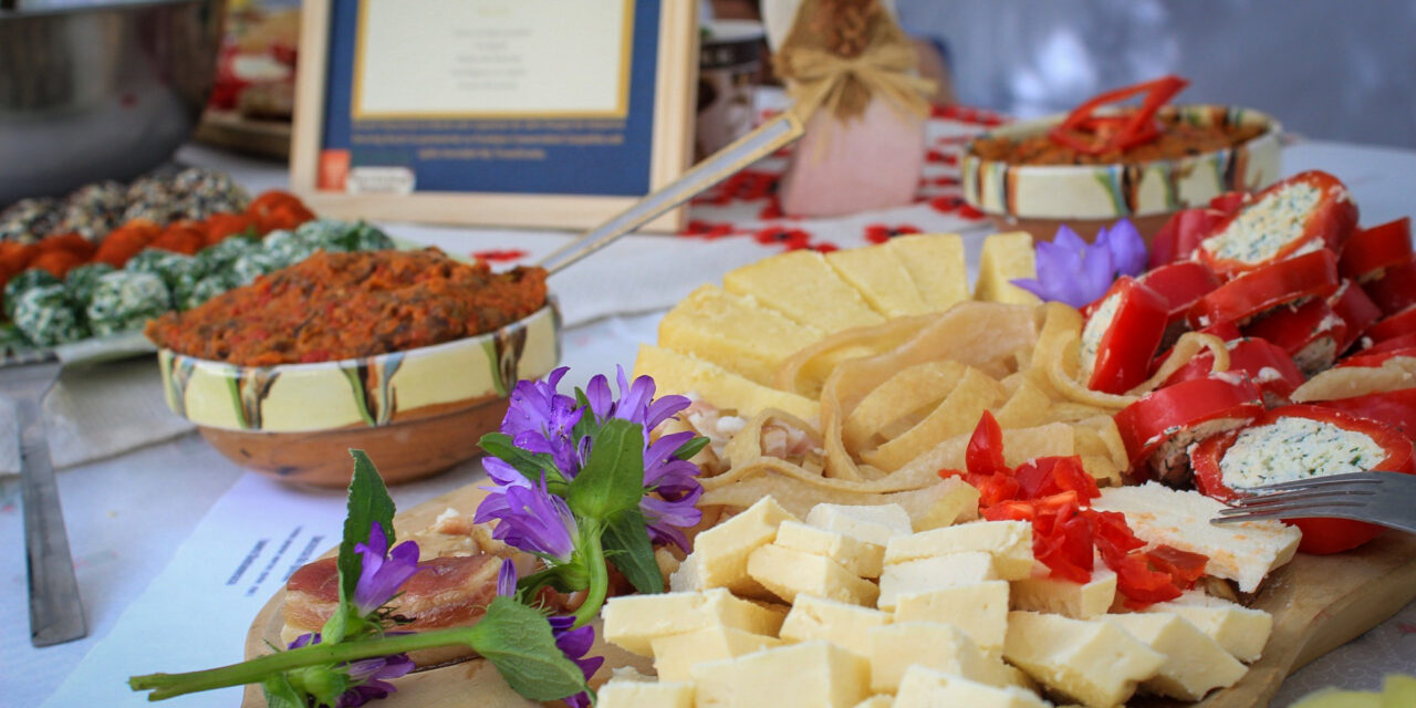 Unde mănânci direct la gazdă: S-a lansat harta Punctelor Gastronomice Locale din sudul Munților Făgăraș