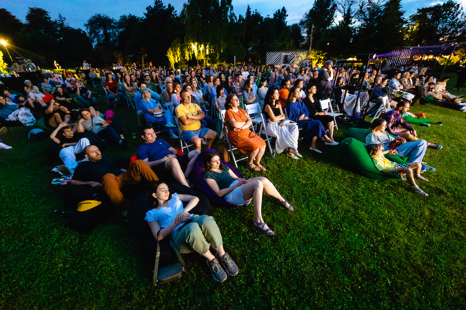 După avanpremiere-eveniment, „Hoinari prin Munți” pornește în caravana națională și ajunge în cinematografe din 11 septembrie