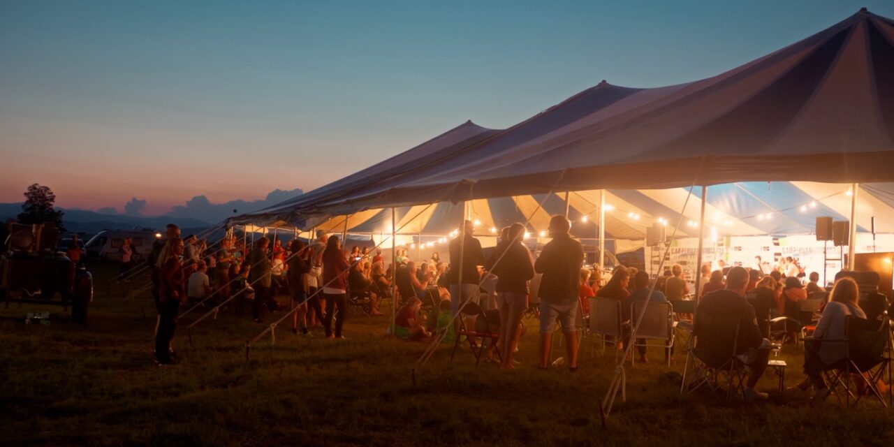 CamperVan Fest, cel mai sustenabil festival din România, aniversează cinci ediții între 4 și 7 iunie 2026, la Râșnov