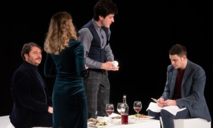 Teatrul Stela Popescu încheie stagiunea. „Anatomia mașinăriei umane – un teatru cu ziduri împrumutate” 2025 – 2026
