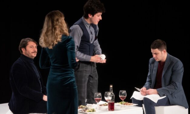Teatrul Stela Popescu încheie stagiunea. „Anatomia mașinăriei umane – un teatru cu ziduri împrumutate” 2025 – 2026