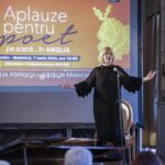 Aplauze pentru poet pe scenă… în Anglia la final
