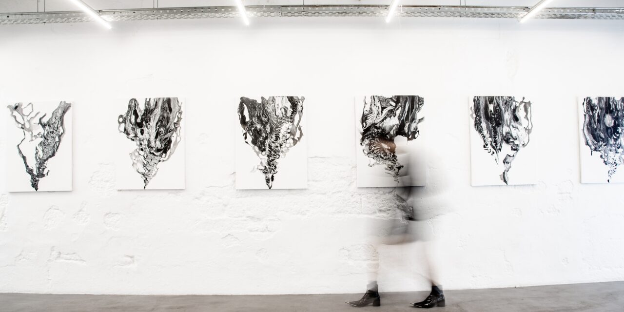 După un succes răsunător la Paris, artistul chinez Wallace Woo vizează piața culturală din România