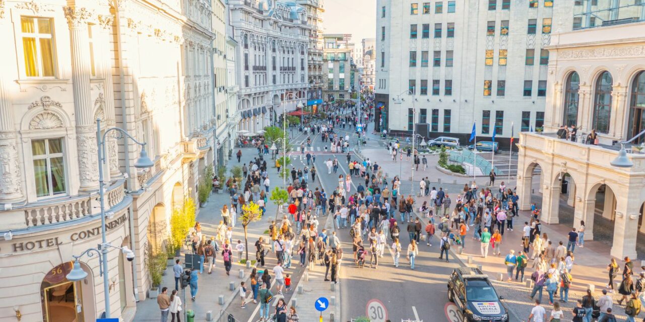 „Străzi Deschise – București, Promenadă urbană”: expoziție auto BMW Classic, plimbări estivale și un weekend fără trafic pe Calea Victoriei