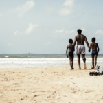 Umbra tatălui meu, câștigător al premiului BAFTA pentru Cel Mai Bun Film de Debut și selecționat în competiția oficială de la Cannes 2025, intră în cinematografele din România