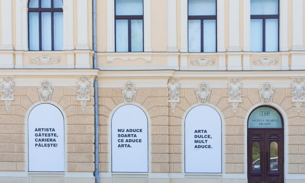 Proverbe românești, zicale și pilde consacrate, reinterpretate de grupul Aproximativ 28, în noua expoziție Window Art a Muzeului de Artă Brașov