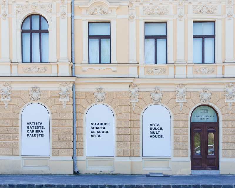Proverbe românești, zicale și pilde consacrate, reinterpretate de grupul Aproximativ 28, în noua expoziție Window Art a Muzeului de Artă Brașov
