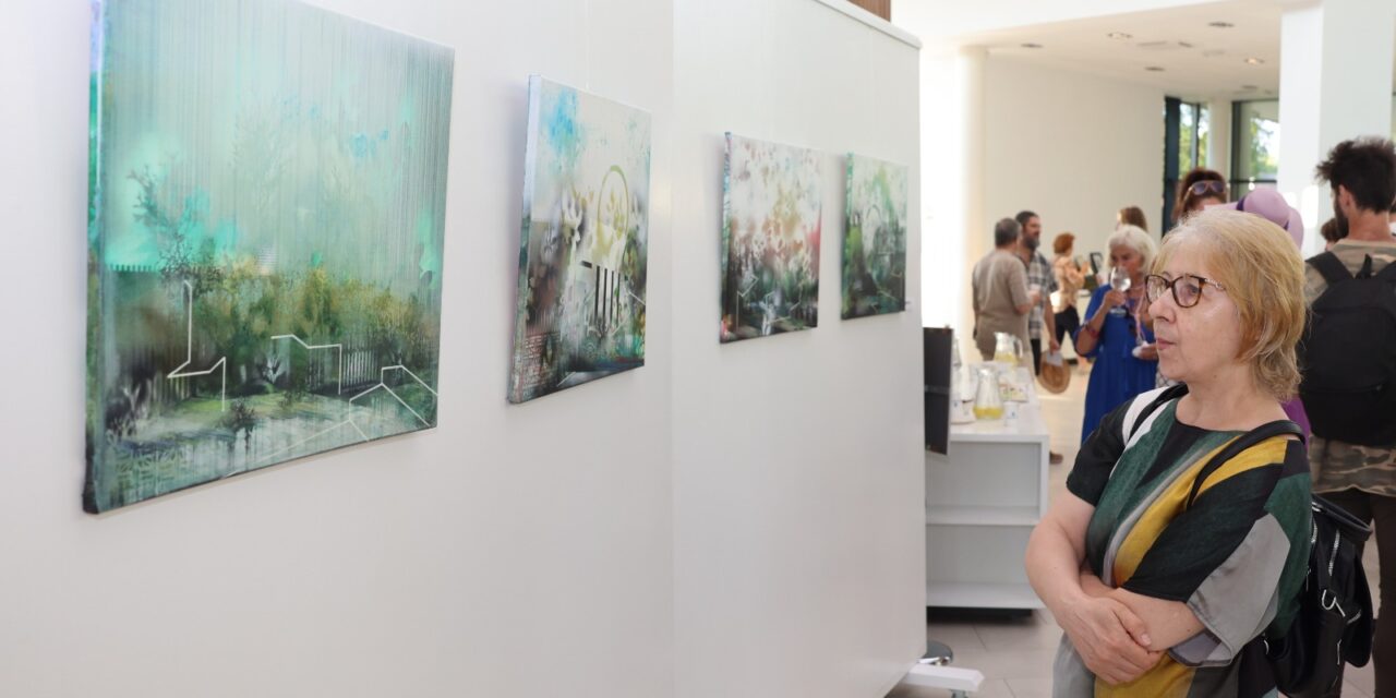 Vernisajul expoziției „Sub semnul curgerii. Între transparență și permanență” a reunit numeroși iubitori ai artei la Muzeul Apei din Timișoara