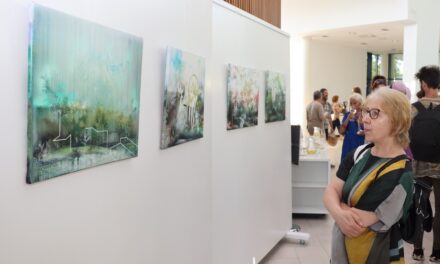 Vernisajul expoziției „Sub semnul curgerii. Între transparență și permanență” a reunit numeroși iubitori ai artei la Muzeul Apei din Timișoara