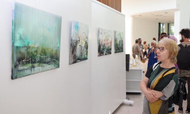 Vernisajul expoziției „Sub semnul curgerii. Între transparență și permanență” a reunit numeroși iubitori ai artei la Muzeul Apei din Timișoara