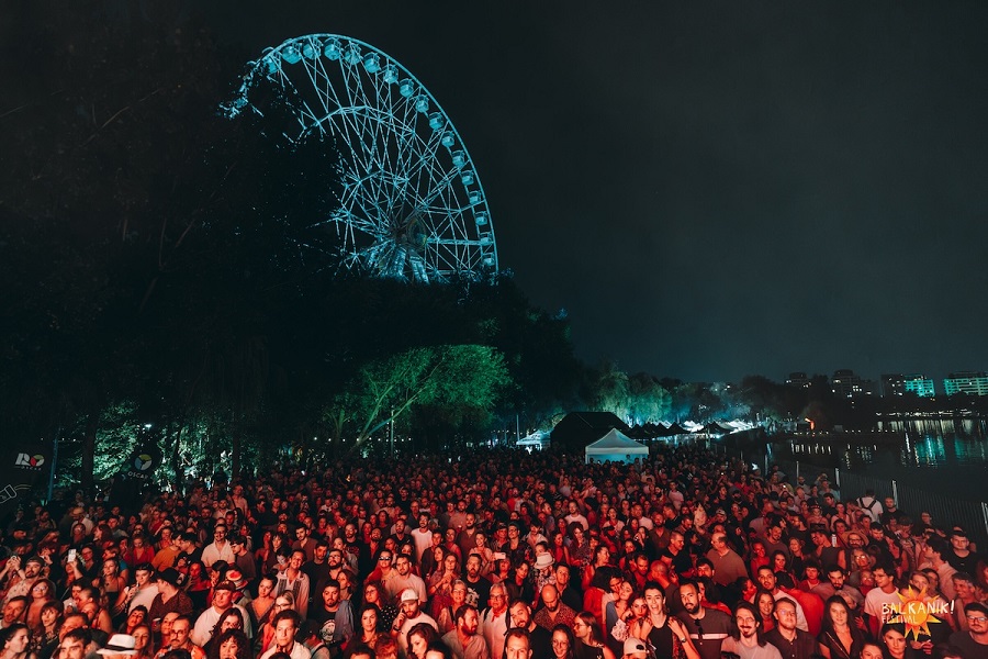 15.000 de oameni au participat la Balkanik Festival #13. Brâncuși Reimagined a transformat Parcul Tei prin sculptură, lumină și video mapping