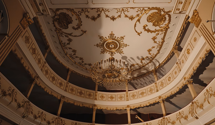 Ferestre „bârfitoare” și meșteri tot mai greu de găsit. Restaurările din Oravița, în noul episod „Cine ascultă o casă?” lansat de Cronicari Digitali