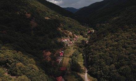 O biserică din 1677 și o moară de familie. Poveștile patrimoniului din Ținutul Pădurenilor, într-un nou episod din seria „Cine ascultă o casă?”