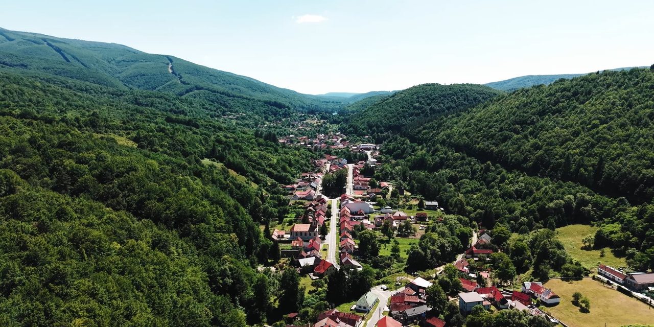 „Cine ascultă o casă?” revine cu șase episoade despre salvarea patrimoniului. Prima oprire: Biserica Romano-Catolică din Văliug
