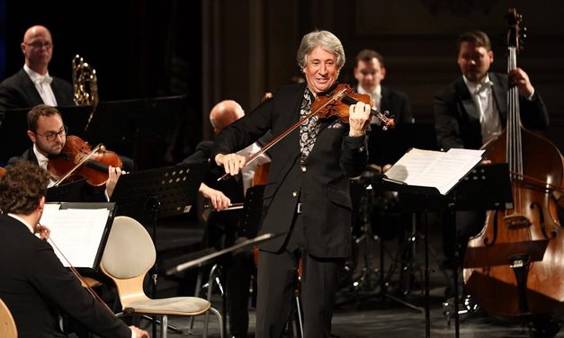 În decembrie, România intră din nou în ritmul muzicii clasice vieneze: Johann Strauss Ensemble și Russell McGregor prezintă concertul BEST OF VIENNA în turneu național