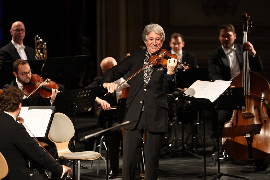 În decembrie, România intră din nou în ritmul muzicii clasice vieneze: Johann Strauss Ensemble și Russell McGregor prezintă concertul BEST OF VIENNA în turneu național